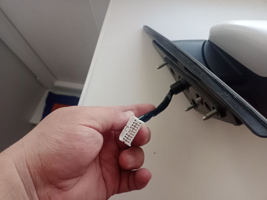 Правовое боковое зеркало