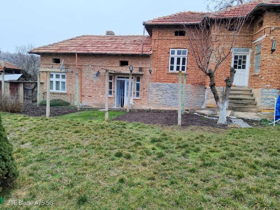 Тухлена къща със стопански постройки