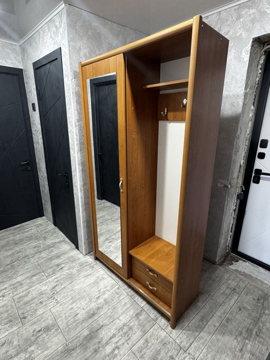 Продам прихожую, комод, шкаф