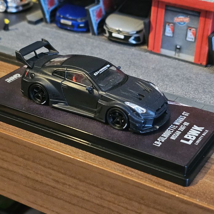 Inno 1:64 Black Carbon GTR R35 LBWK macheta auto premium limitata