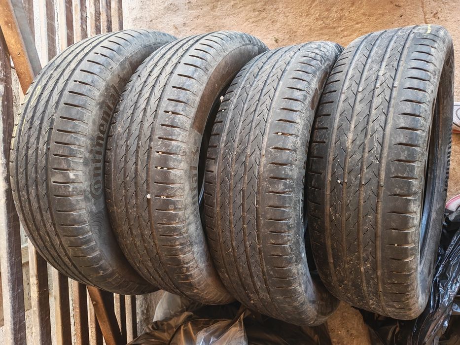 Vând 4 cauciucuri de vara Continental 215/60/R18-H98