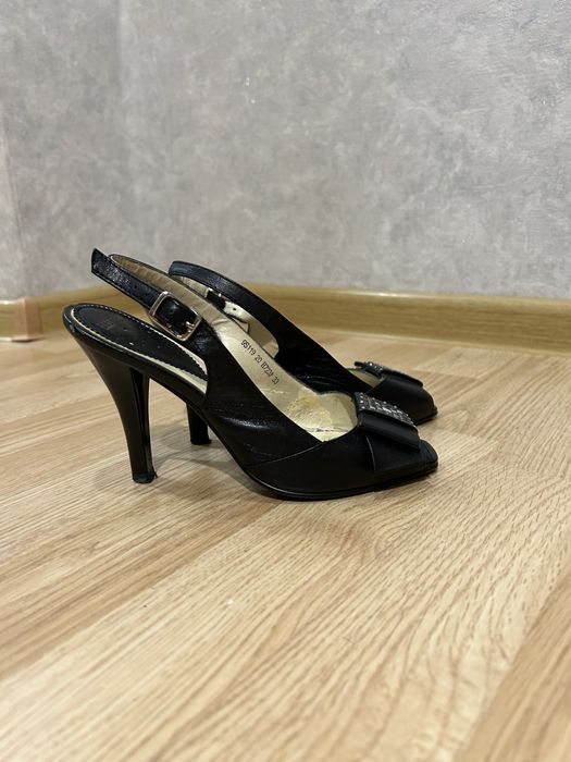 Продать кожаные босоножки-туфельки