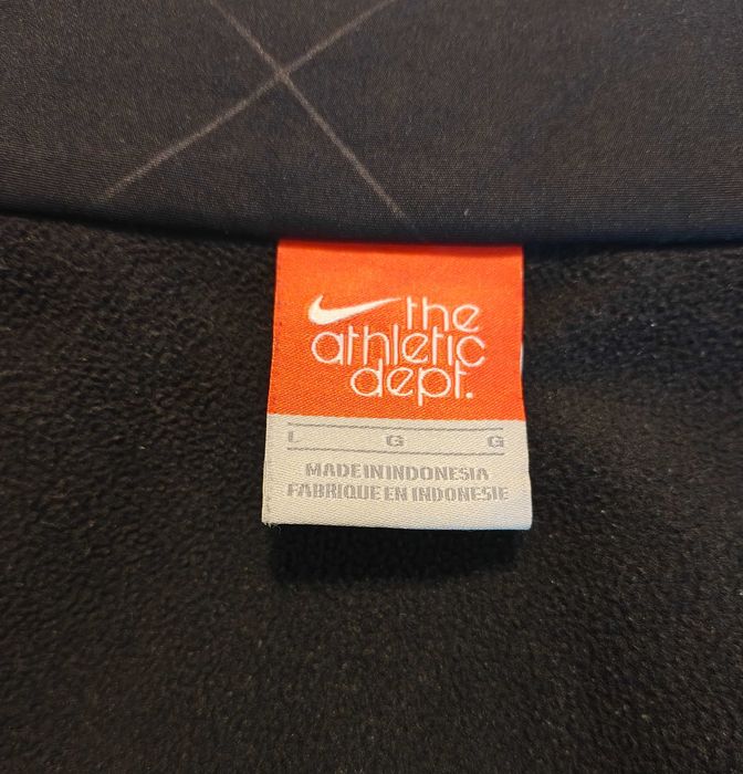 Vând geaca Nike, neagra, material neopren, mărimea L.