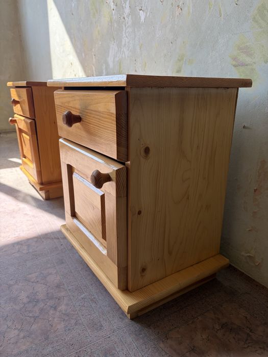 Нощни шкафчета от масивна дървесина