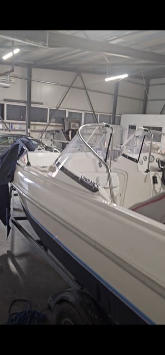 Vand barca cu motor si peridoc