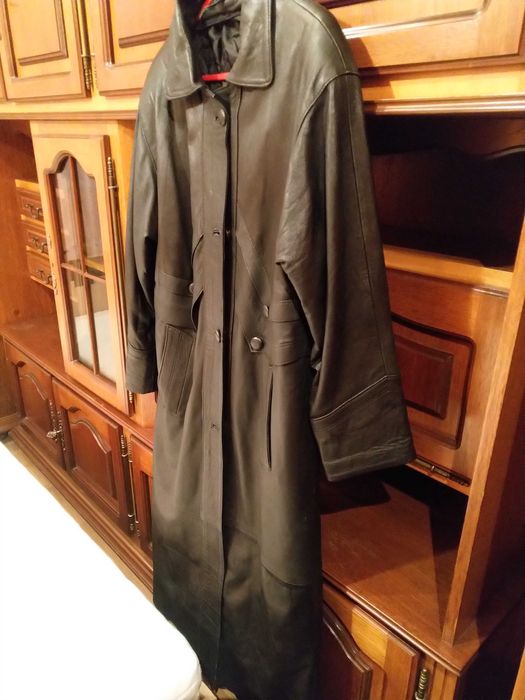 Vând haină de piele naturală, lungă, culoare negru-Marimea XL