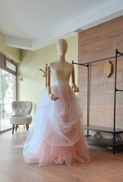 Многослойна булчинска пола с обем и влакче с мек градиент в розаво