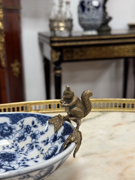 Bomboniera din portelan si elemente bronz