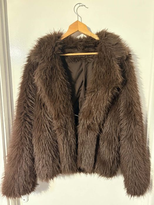 Кафяво пухкави палтенце