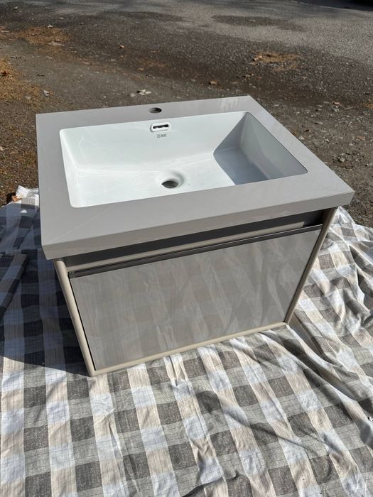 Продаётся подвесная раковина с тумбой для ванной