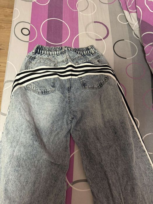 Дънки с широки крачоли.