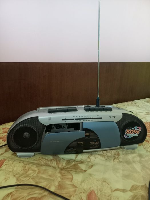 Продавам радео-касетофон -двукасетъчен.