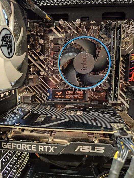 Продавам гейминг компютър GPLAY