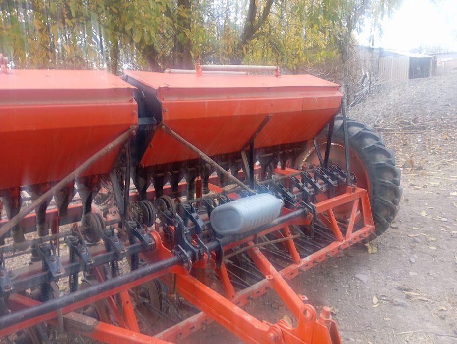 Сеялка для посева семян.