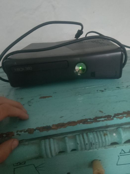 Xbox 360 продам почти новый