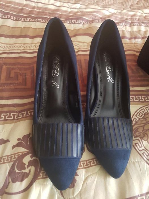 Продавам тъмно сини обувки 38 номер.