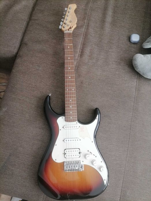 Электро гитара и комбоусилитель