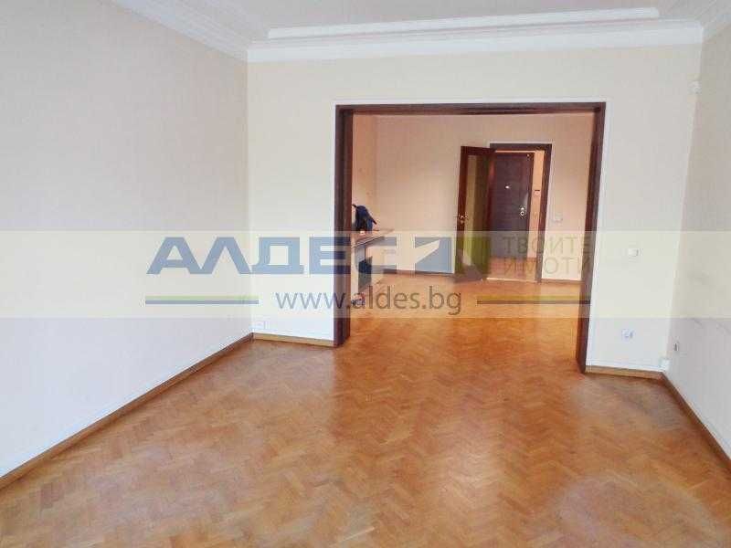 Дава се под наем Офис в София, Център - 215 кв.м за 1396.38 € - Снимка #1