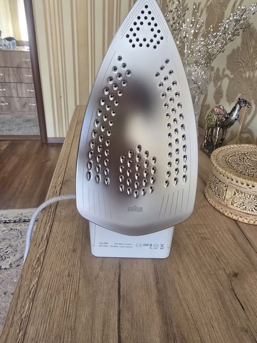 Утюг и гладильная доска