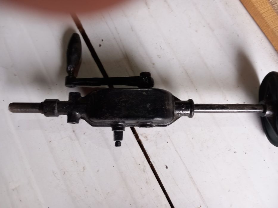 Bormasina manuală pentru gaurit