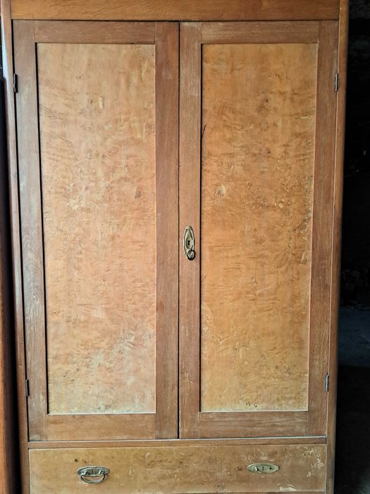 Mobilă din lemn de nuc