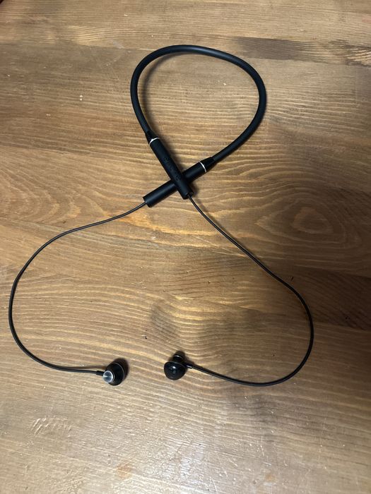 Китайские наушники RB-S9 подлючается с помощью Blutooth