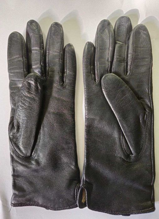Перчатки женские, кожаные.