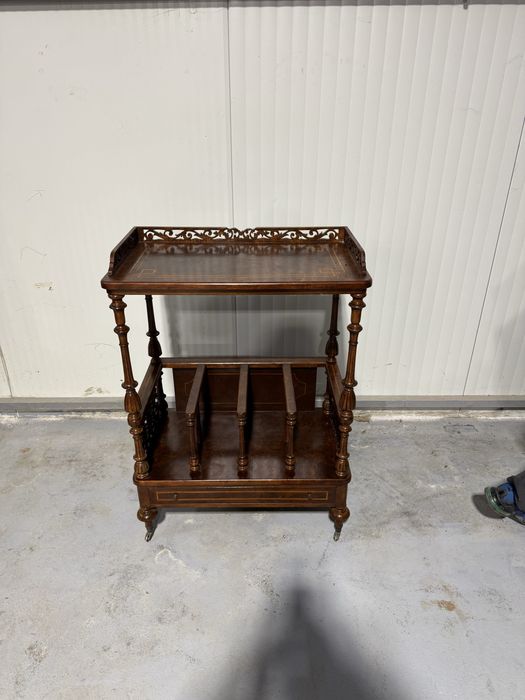 Gheridon englezesc din lemn cu intarsii