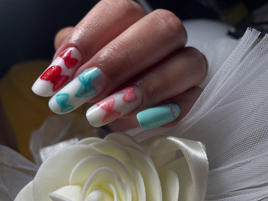 Realizez manichiura-pedichiura  gel și semi