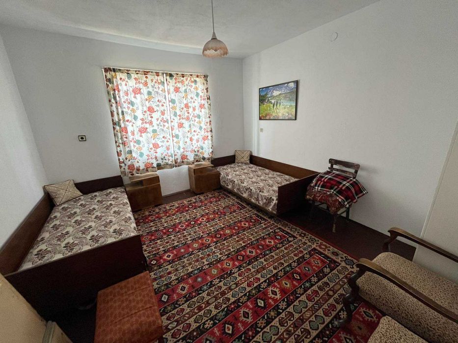 Къща с 3 спални и двор 1400 кв.м. за продажба близо до Казанлък