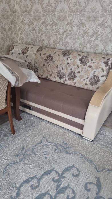 Продам новый диван с накидкой