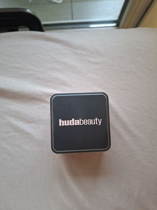 Пудра на hudabeauty