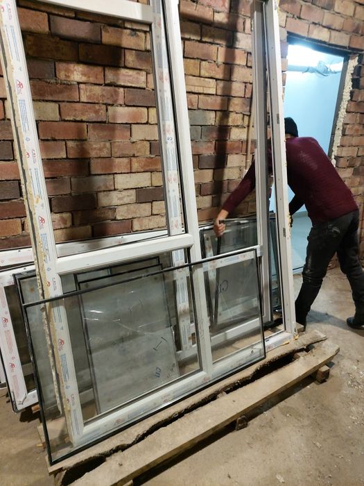 Оконные рамы с дверьми