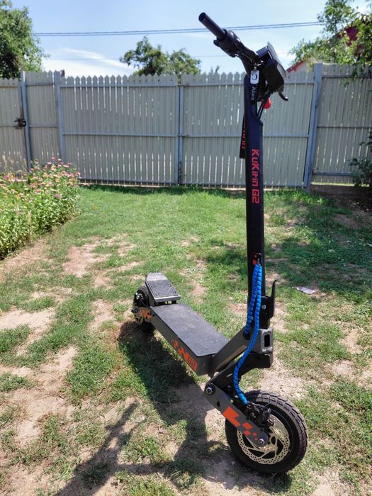 „Vând trotineta KukirinG2, demontată. Motorul este defect, display-ul nu funcționează, iar manetele de frână nu sunt în regulă. Se vinde pentru piese