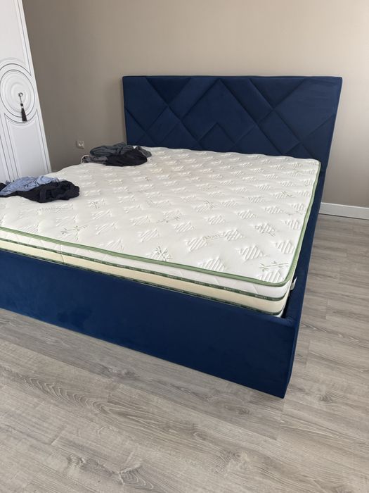 Кровать с матрасом