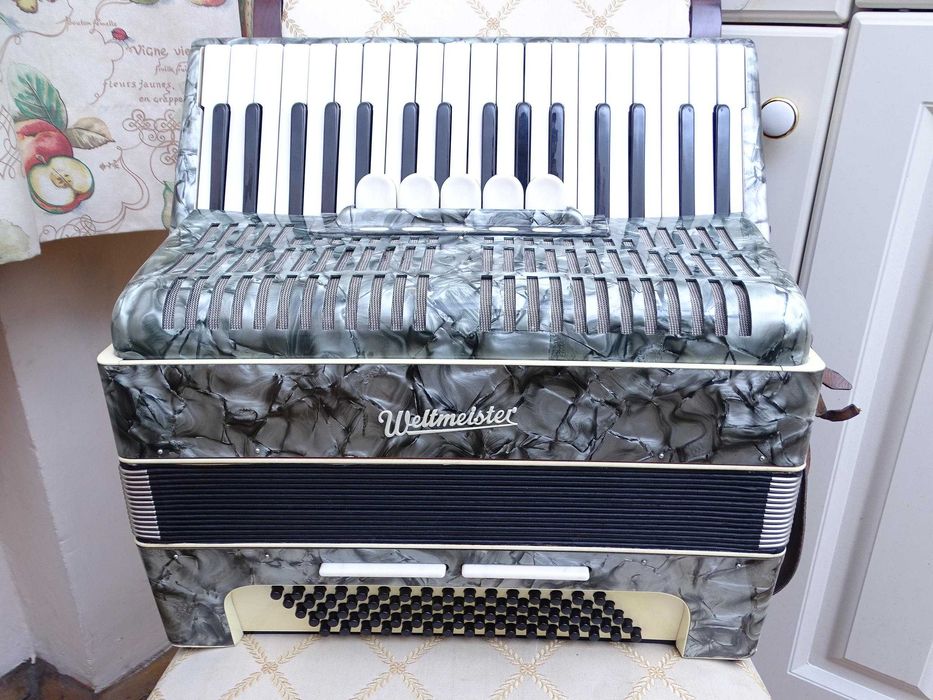 Много запазен стар акордеон Велтмайстер 80 баса