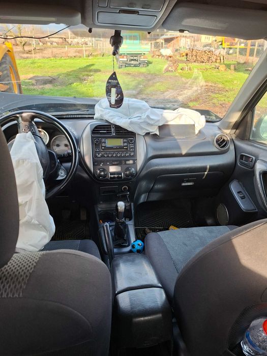 Тойота рав4 на части или цяла