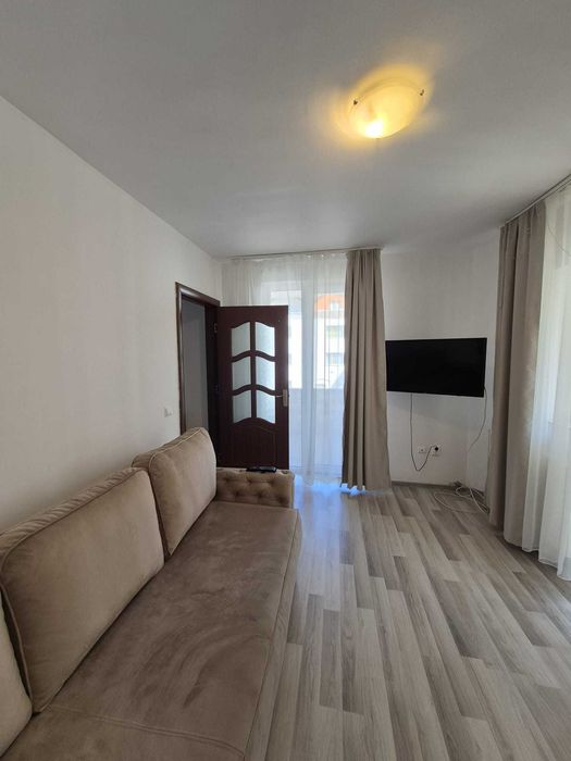 Inchiriez apartament cu 3 camere, bloc nou, zona centrala