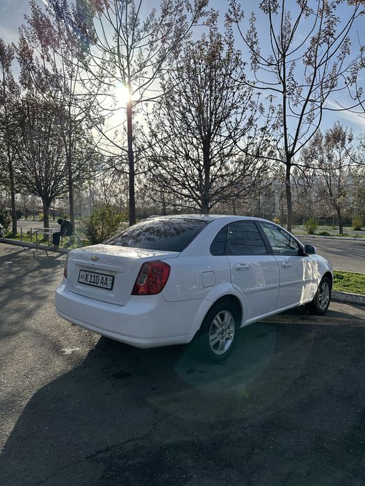 Ласетти 1.8 сотилади