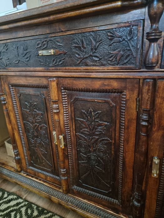 Старинный шкаф ручной работы