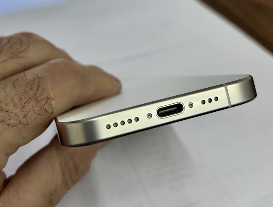 Vand iphone 15 pro alb 256 gb impecabil