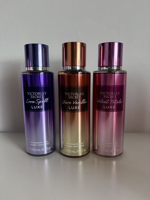 Spray de corp VS simplu sau shimmer