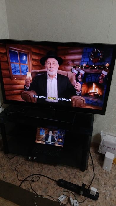 Телевизор с подставкой в черном цвете