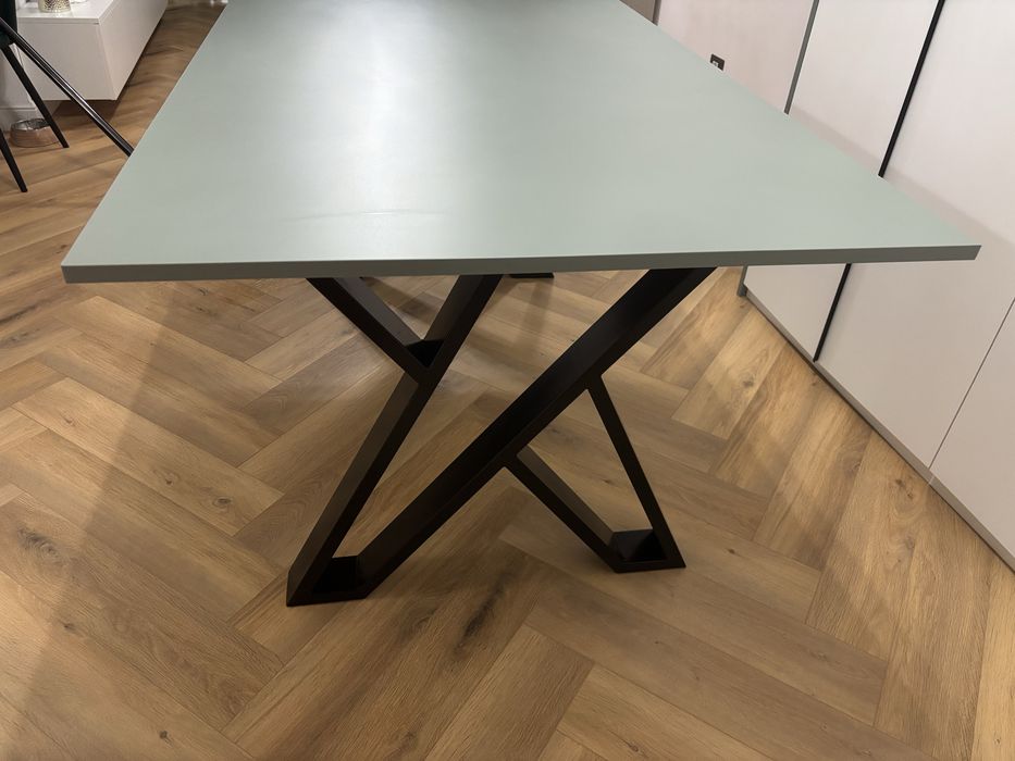 Masă dining modernă la comandă – 160 × 90 cm, blat PAL melaminat, picioare metalice