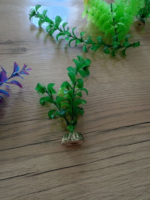 Продам искуственные растения в аквариум.