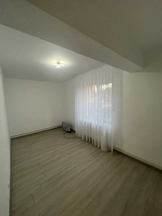 Inchiriez apartament cu 3 camere central