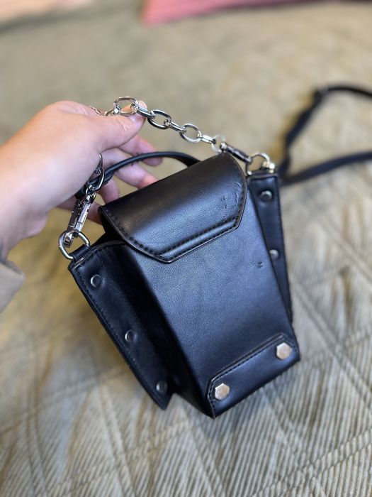 Малка кожена чанта с метални елементи