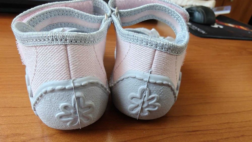 Детски пантофи за момиче в светлорозов цвят