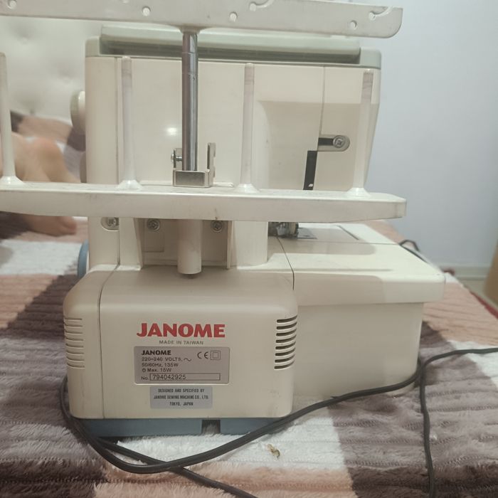 Продам оверлок машинку