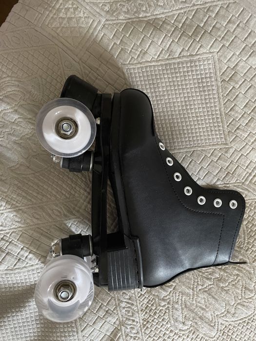 Четырех колесные роликовые коньки